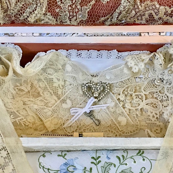Vintage Lane Cedar Bride’s Hope Chest, Vintage Lace, Jewelry, Linens, Cameo NWT - Picture 11 of 14